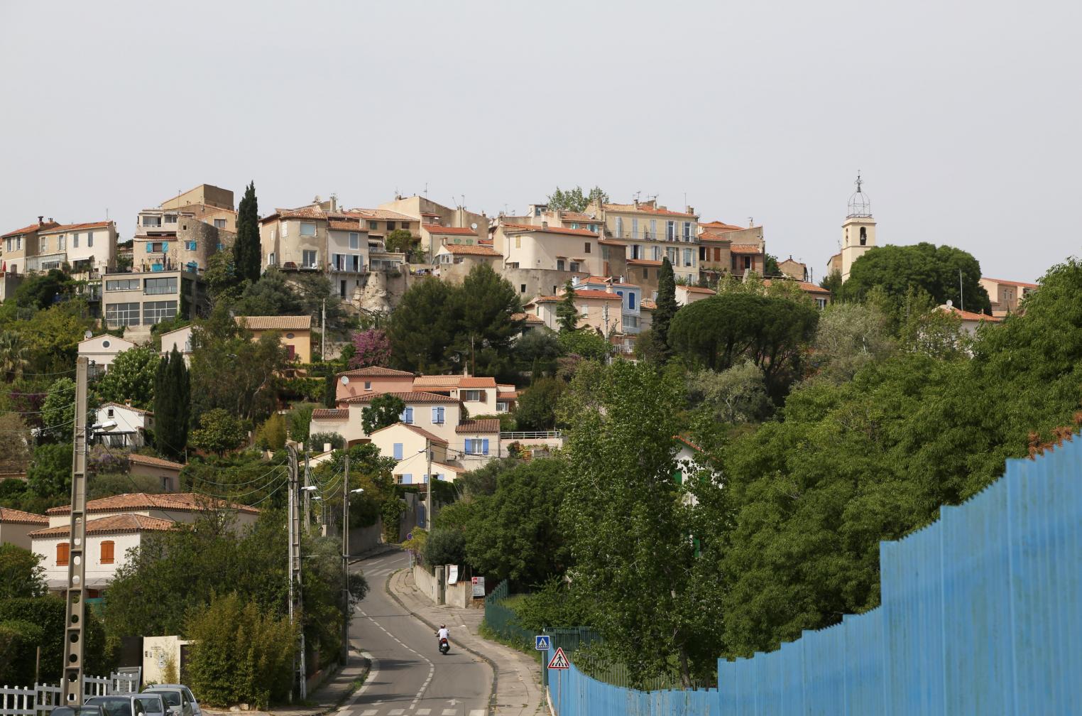 Installation de luminaires extérieurs à Saint-Julien. Electricien Saint Julien Marseille